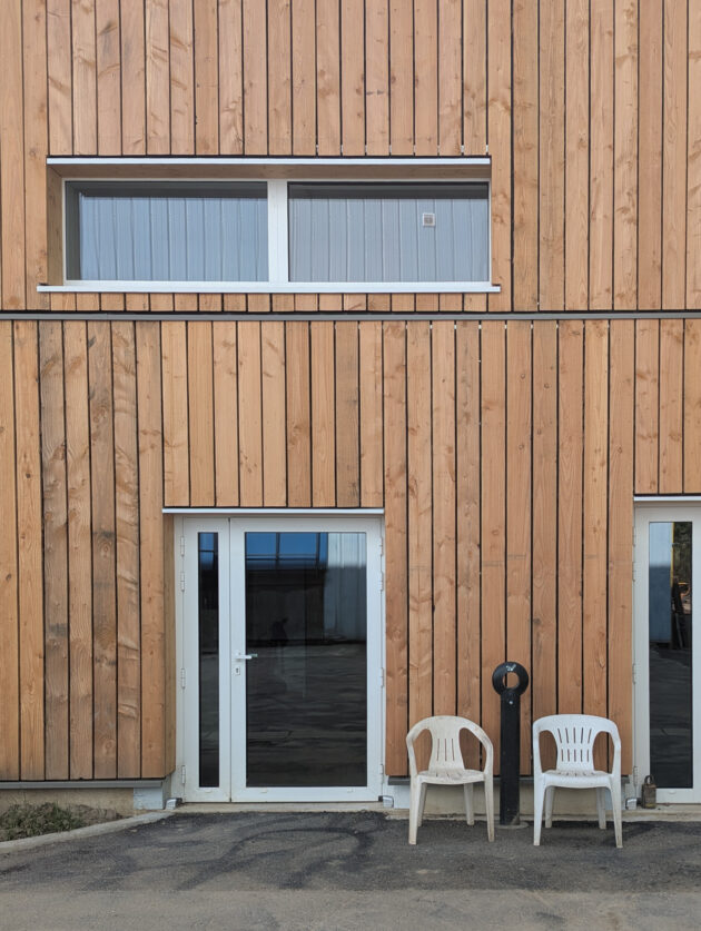 Nouvelle façade pré-bardé en atelier avec du douglas brut de sciage // Martin Paquot / Topophile
