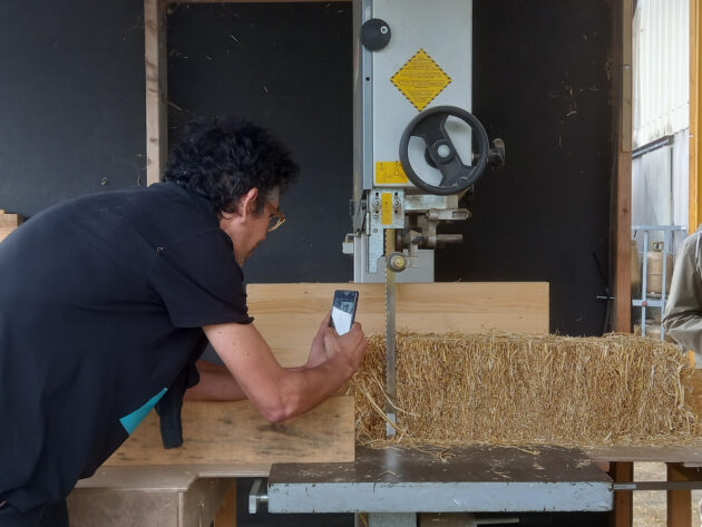 Redimensionnement des bottes de paille à 22cm d'épaisseur, dans les ateliers d'Isovoo // Jeanne Rivière / Topophile