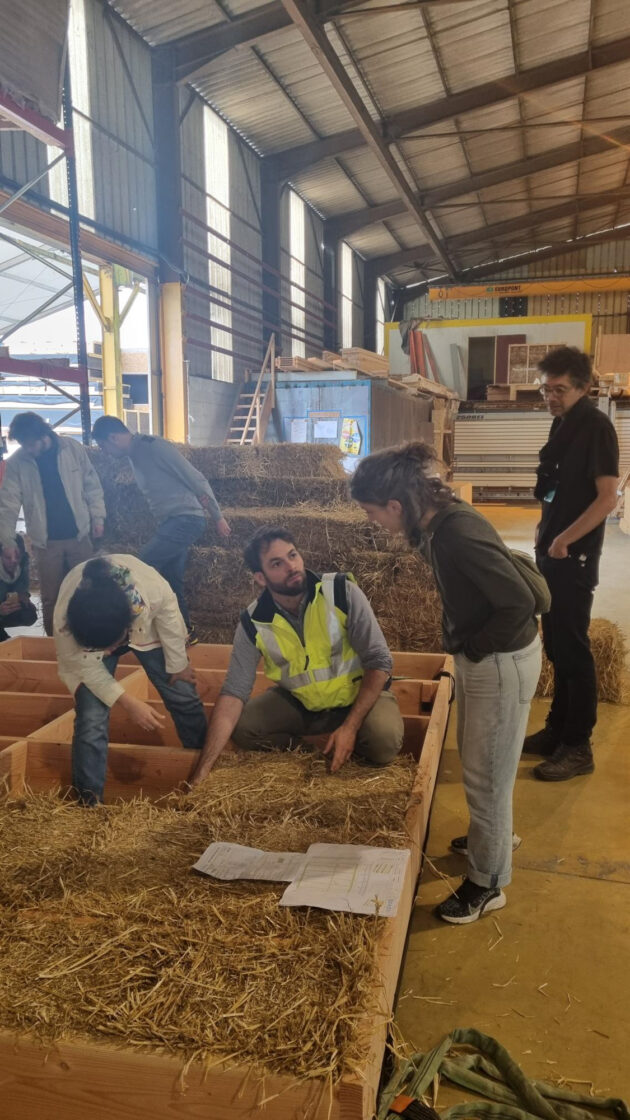 Remplissage des caissons, dans les ateliers d'Isovoo // Marie-Anne Geay / Topophile