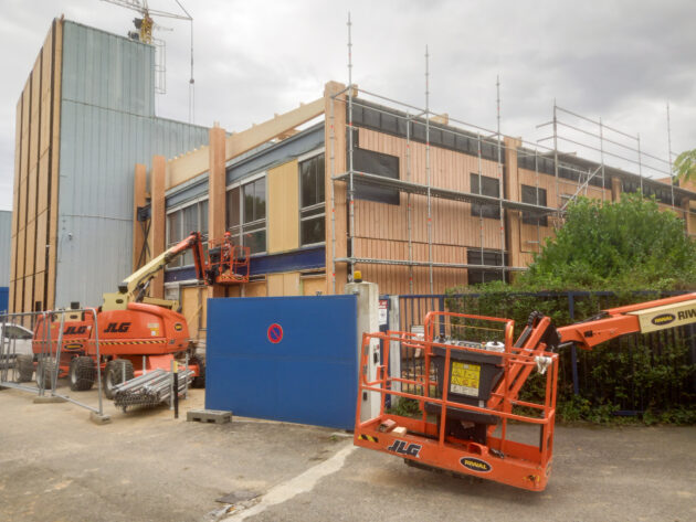 Toutes les étapes sont visibles : doublage de la structure existante, pose des caissons bois-paille, ajout d'un poutre lamellé-collé // Jeanne Rivière / Topophile