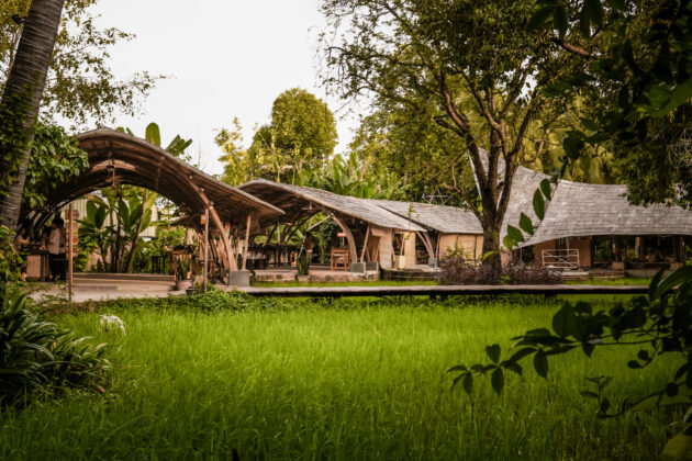 Les ateliers sont construits autour de la rizière originelle du terrain // Satcha, Cambodian Handicraft Incubation Center / Topophile