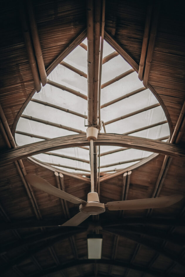 Les puits de lumière des ateliers s'inspirent de la forme de la feuille du banian // Satcha, Cambodian Handicraft Incubation Center / Topophile
