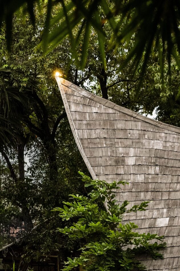 Les toitures épousent la souplesse du bambou // Satcha, Cambodian Handicraft Incubation Center / Topophile