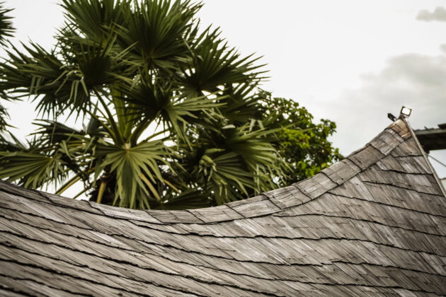 Les toitures épousent la souplesse du bambou // Satcha, Cambodian Handicraft Incubation Center / Topophile
