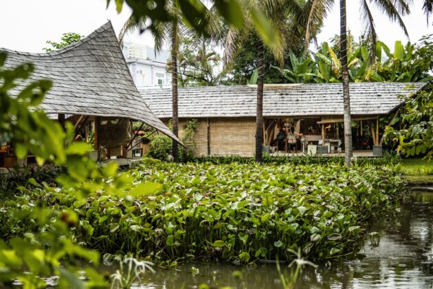 Tirer parti des caractéristiques naturelles du site pour gérer l'eau // Satcha, Cambodian Handicraft Incubation Center / Topophile