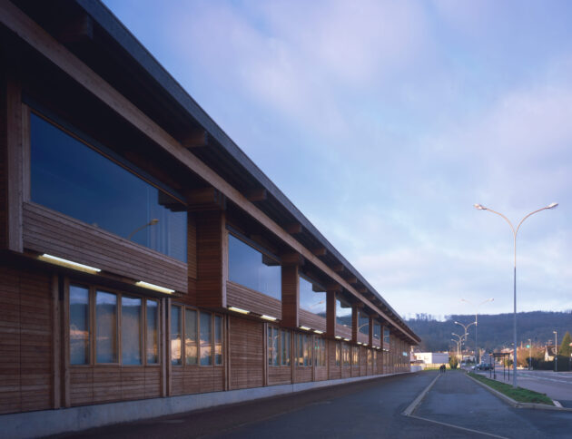 Caractère urbain de la façade sur la rue principale // Cartignies-Canonica / Topophile