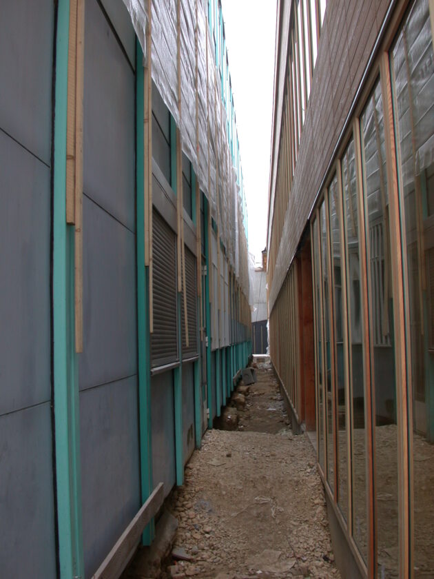 Durant le chantier, 1 mètre sépare l’ancien collège du nouveau // Cartignies-Canonica / Topophile
