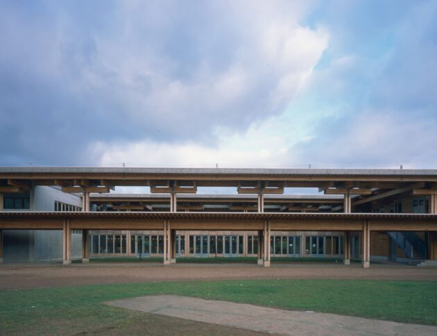 Façade ouest et rapport au ciel des poteaux champignons // Cartignies-Canonica / Topophile