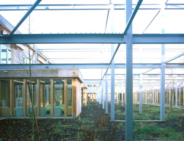 Grand patio où la structure métallique du bâtiment Pailleron est conservée // Philippe Ruault / Topophile