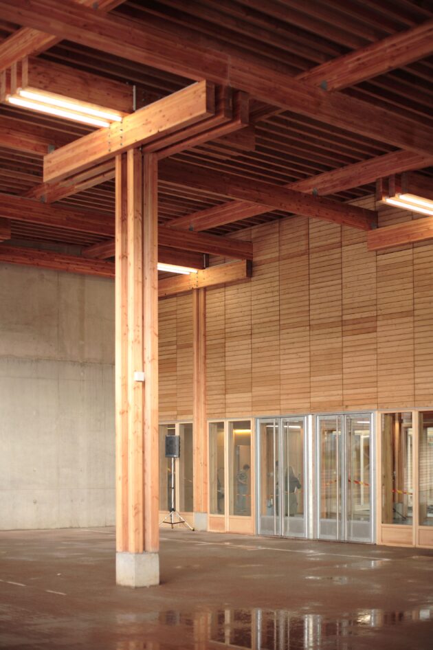 Le hall d’entrée, ses poteaux et consoles en douglas // Cartignies-Canonica / Topophile