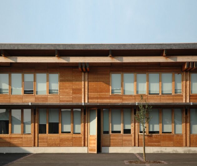 Sur une trame de 90cm, bardage mélèze en lames chanfreinées non jointives et menuiseries extérieures en pin du nord // Cartignies-Canonica / Topophile