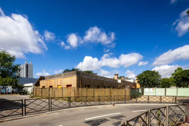 L'école depuis la rue, avec le logement du gardien au premier plan // Juan Sepulveda / Topophile