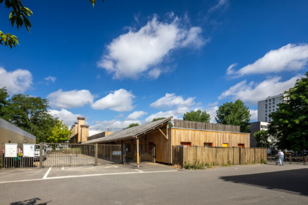 L'entrée de l'école, avec le logement du gardien au premier plan // Juan Sepulveda / Topophile