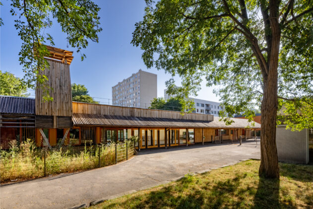 Devant la salle de jeux traversante, servant aussi de préau // Juan Sepulveda / Topophile