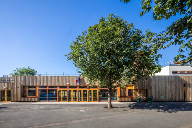 Façade nord devant la salle de jeux servant de préau en cas de mauvais temps // Juan Sepulveda / Topophile