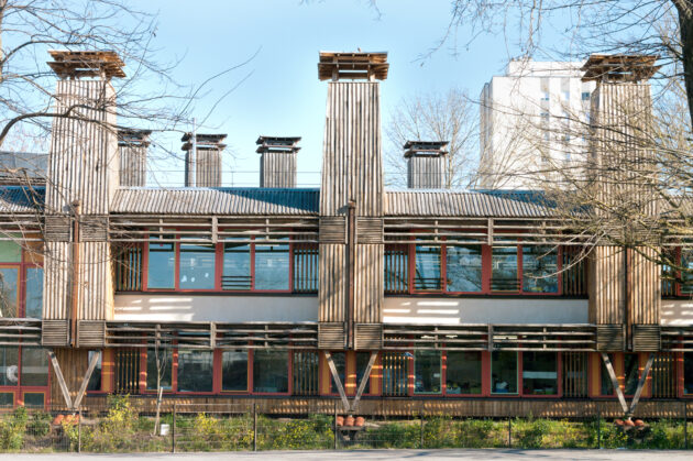 Dans l'épaisseur des tours à vent, des protections solaires sont installées en saillis des salles de classes  // Ville de Rosny-sous-Bois / Topophile