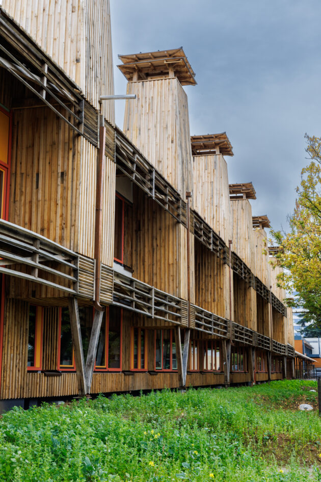 Les gouttières se vident dans la noue plantée // Bertrand Guigou / Topophile