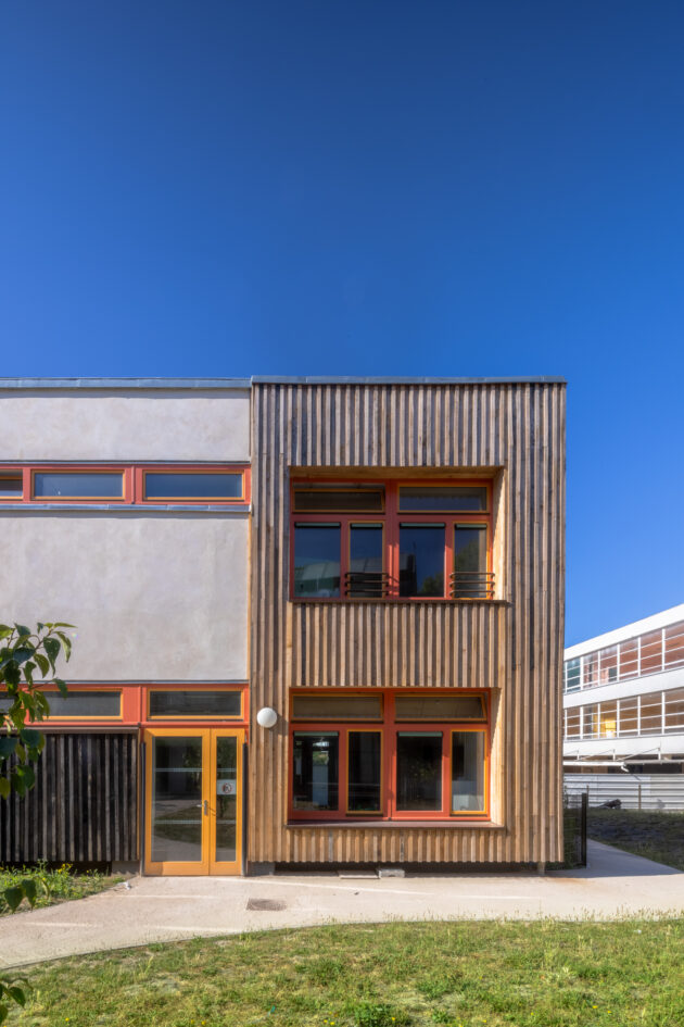 Façade nord, raccord entre bardage et enduit // Juan Sepulveda / Topophile