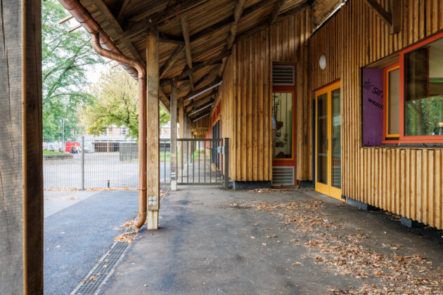 Porche d'entrée de l'école // Bertrand Guigou / Topophile