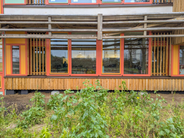 Façade sud d'une classe du rdc : ouvrant avec barreau de bois pour ventilation nocturne, et brise soleil en bois // Martin Paquot / Topophile