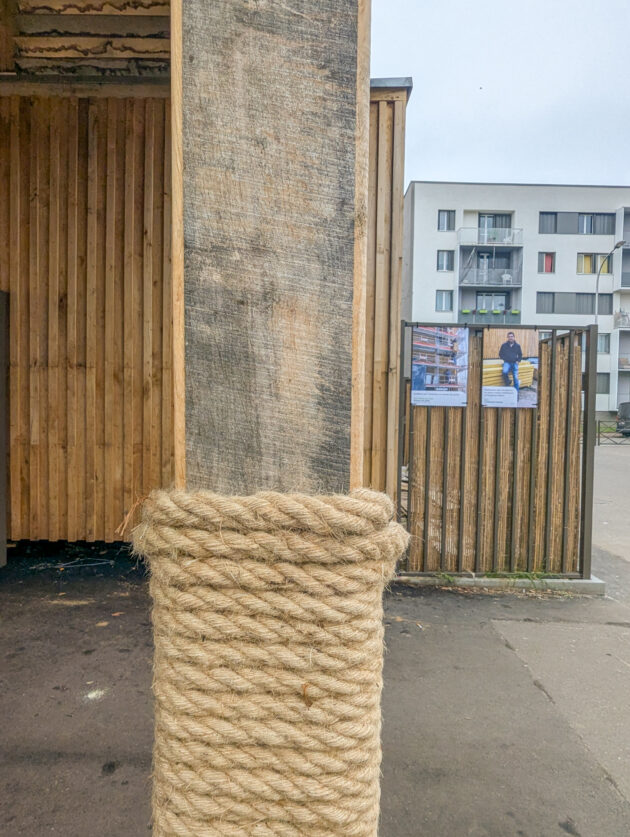 Habillage en corde d'un poteau pour éviter les blessures // Martin Paquot / Topophile