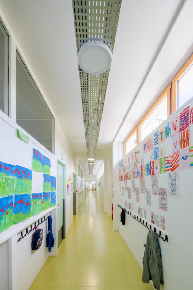 Couloir de distribution des salles de classe // Juan Sepulveda / Topophile