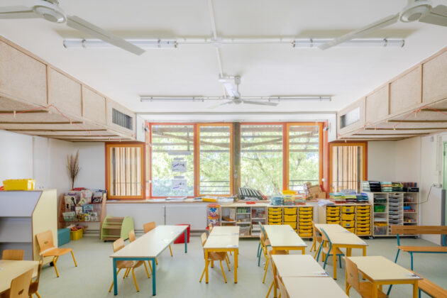 Salle de classe, avec les gaines d'entrée et de sortie de la ventilation naturelle // Juan Sepulveda / Topophile