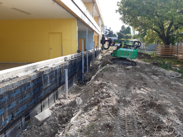Mise en place des micropieux pour fonder la nouvelle façade sud // Ville de Rosny-sous-Bois / Topophile