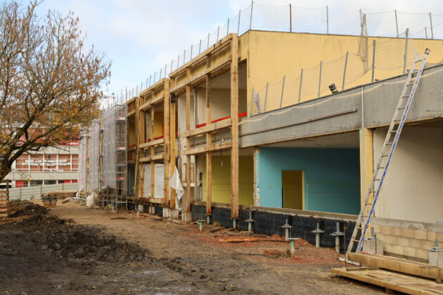 Mise en oeuvre de l'ossature primaire sur la façade sud // Ville de Rosny-sous-Bois / Topophile