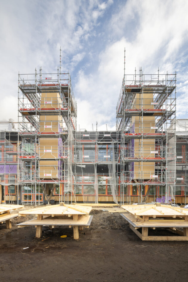 Tours à vent en cours de montage avec leurs chapeaux pré-assemblés au sol // Juan Sepulveda / Topophile