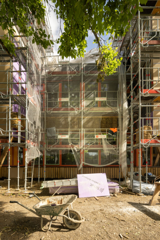 Façade sud avant le montage des brise-soleil entre les tours à vent // Juan Sepulveda / Topophile