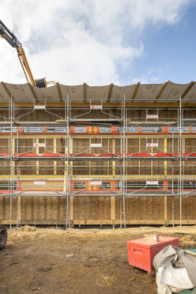 Toutes les bottes ont été insérées dans l'ossature de la façade nord // Juan Sepulveda / Topophile