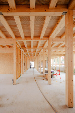 Ecole de Saint-Prix | Enduit plâtre sur botte de paille