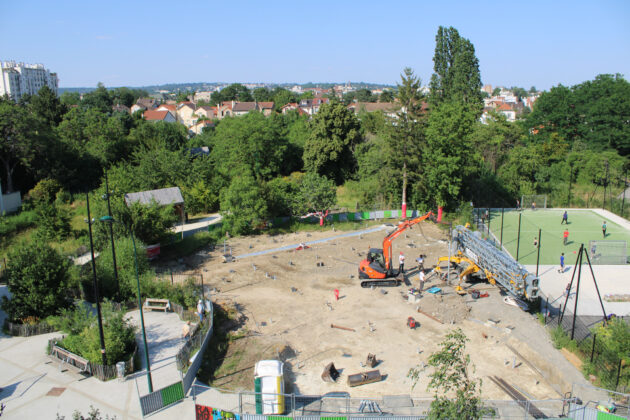 Les pieux vissés sont en place, il est temps de déployer la grue // Archipel zéro - Lao / Topophile