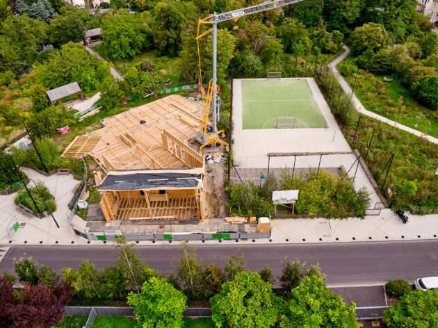 Le solivage du plancher est installé, les murs commencent à être érigés // Laurent Dubin / Topophile