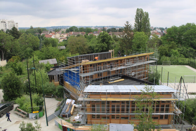 Les échaffaudages sont dressés, couvertures et bardages sont mis en oeuvre // Archipel zéro - Lao / Topophile