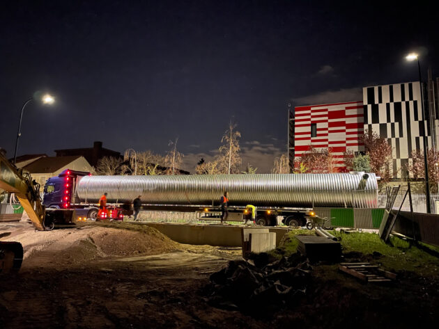 Convoi exceptionnel nocturne pour acheminer la citerne de récupération des eaux de pluie // Archipel zéro - Lao / Topophile