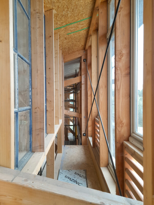 L'espace tampon entre deux façades en fenêtres de réemploi // Archipel zéro - Lao / Topophile