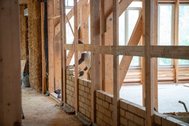 Une cloison en brique de terre crue est maçonnée en remplissage d'ossature // Archipel zéro - Lao / Topophile