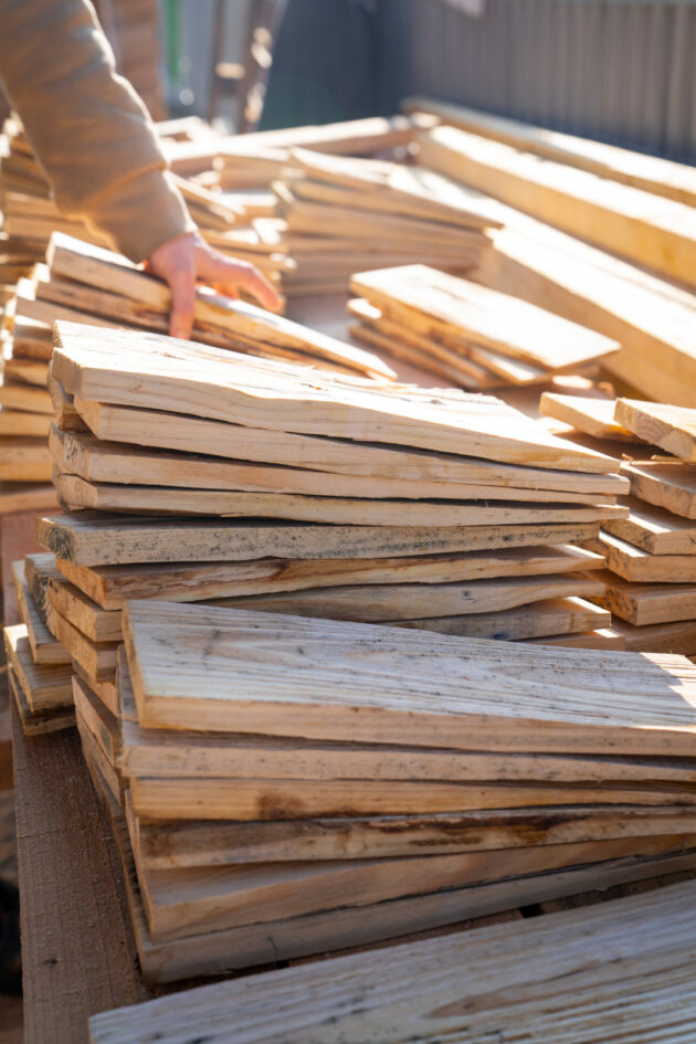 Des bardeaux de chataingnier prêts à poser // Archipel zéro - Lao / Topophile