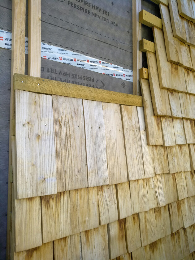 Des bardeaux en cours de mises en  oeuvre // Martin Paquot / Topophile