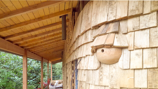 Les écailles de bois s'écartent et accueillent un nichoir // Archipel zéro - Lao / Topophile