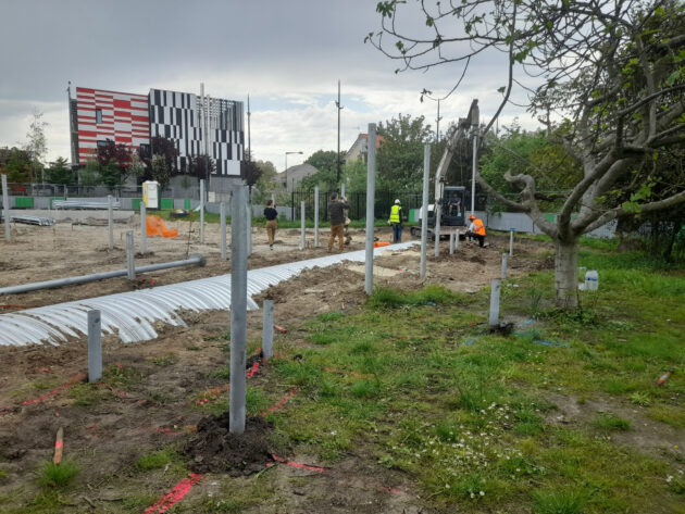 Les pieux vissés se faufilent entre les racines des arbres sans les endommager // Archipel zéro - Lao / Topophile