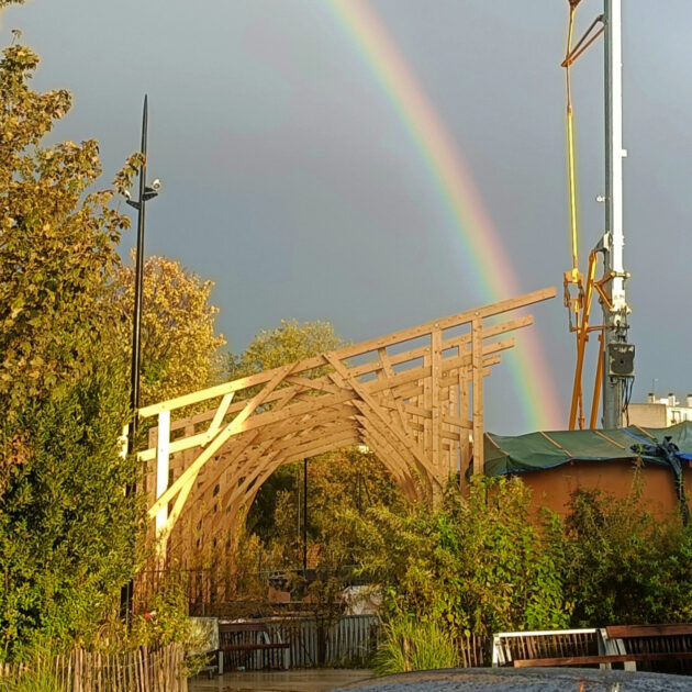 Un arc en ciel prolonge la nef formée par les portiques moisés // Archipel zéro - Lao / Topophile
