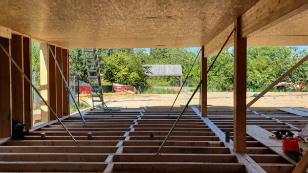 Le bâtiment se dresse // Archipel zéro - Lao / Topophile