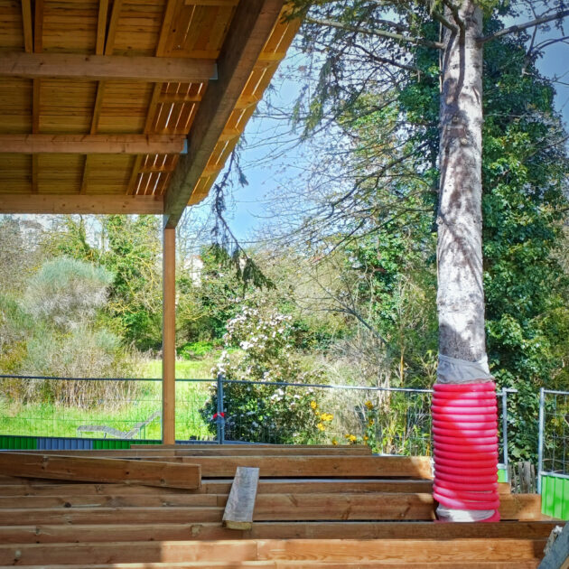 La terrasse vient enlacer un arbre // Archipel zéro - Lao / Topophile