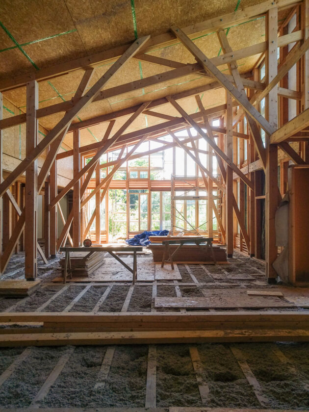 La lumière révèle l'entrelac de bois des portiques // Martin Paquot / Topophile