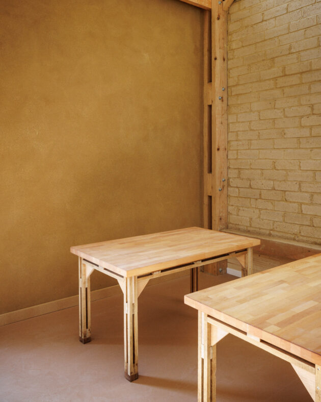 Enduit terre sur paille et mur trombe en brique de terre crue  // 11H45/FLORENT MICHEL pour LAO SCOP / Topophile