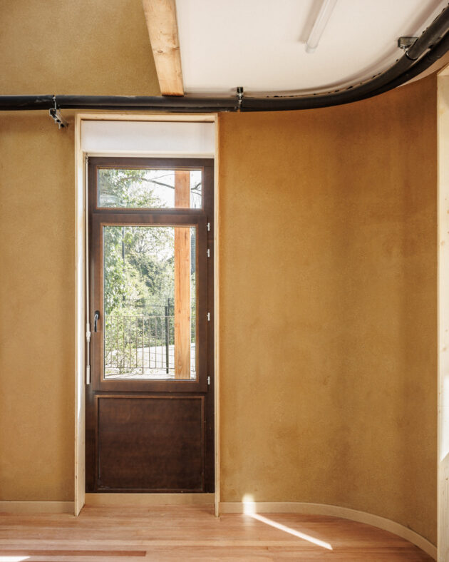 Enduit terre sur paille // 11H45/FLORENT MICHEL pour LAO SCOP / Topophile