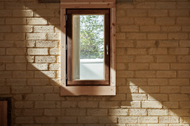 La face intérieur du mur trombe en brique de terre crue // 11H45/FLORENT MICHEL pour LAO SCOP / Topophile